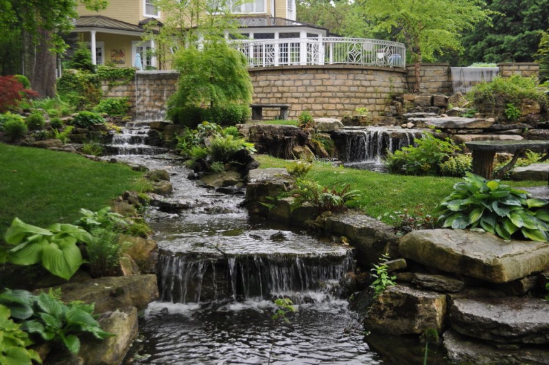 paysagiste-ST MANDRIER SUR MER-min_landscaping-rock-louisville-ky-traditional-landscape-and-boulders-brick-wall-bushes-grass-koi-law